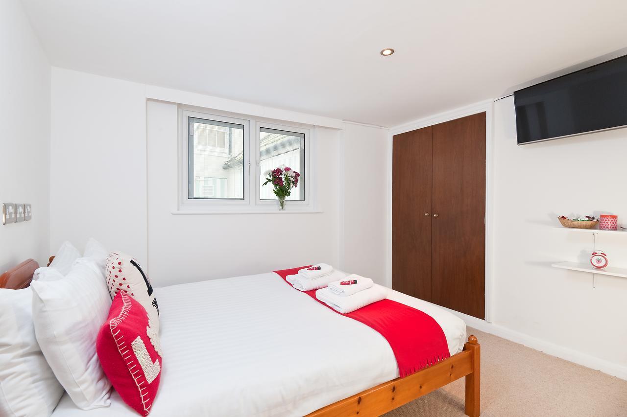 Petite Chambre Double avec Douche et Toilettes Communes